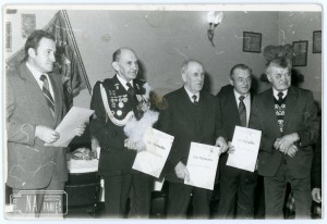 Lata 60. Wręczenie listów pochwalnych, od lewej: Stefan Niemasz, Józef Górowski, Stanisław Bryś, Jan Żyta, Józef Zawis